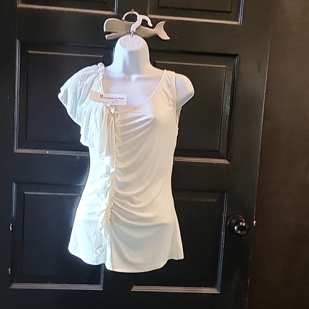 Sleeveless/ruffles front